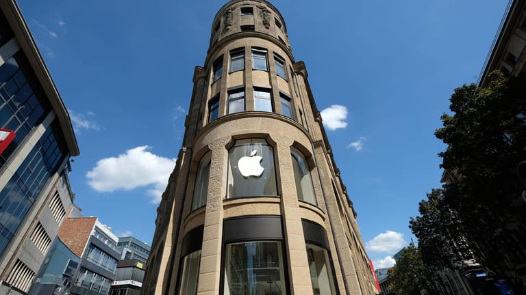 Apple Filiale in Köln: Der iPhone-Konzern geht gegen ein Startup vor, das ein birnenförmiges Logo benutzt.