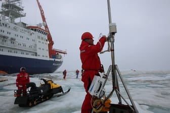 Ein Mitarbeiter der "Mosaic"-Expedition des deutschen Forschungsschiffes "Polarstern".