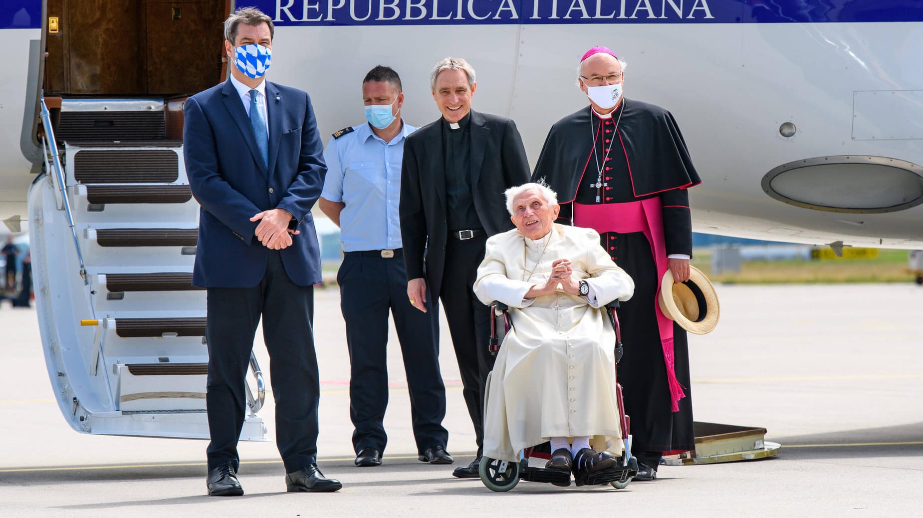 Benedikt XVI. im Juni vor der Abreise aus München mit Bayerns Ministerpräsidenten Söder (l.).