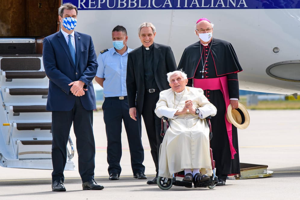 Benedikt XVI. im Juni vor der Abreise aus München mit Bayerns Ministerpräsidenten Söder (l.).