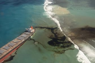 Öl läuft aus dem Frachter "Wakashio" in den Indischen Ozean vor der Ostküste von Mauritius.