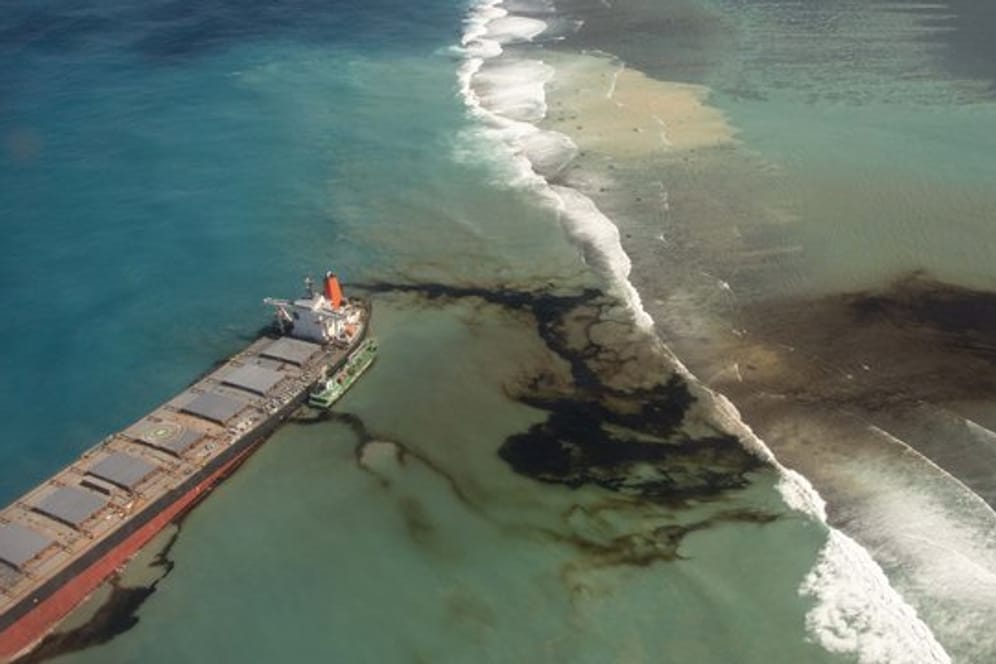 Öl läuft aus dem Frachter "Wakashio" in den Indischen Ozean vor der Ostküste von Mauritius.