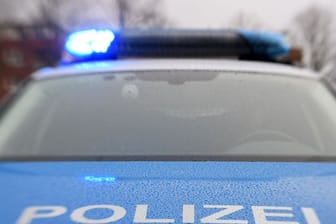 Blaulicht der Polizei: In Rheinland-Pfalz hat ein junger Mann einem anderen, der erst auf ihn schoss, mit einer Machete die Hand abgetrennt.