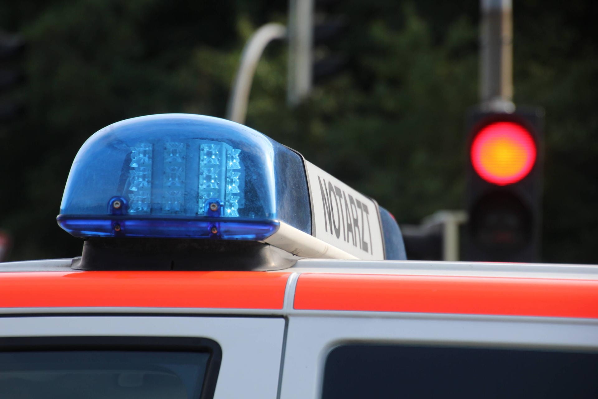 Blaulicht auf einen Notarzt-Wagen (Symbolbild): In Köln ist ein Polizist bei einem Einsatz schwer verletzt worden.