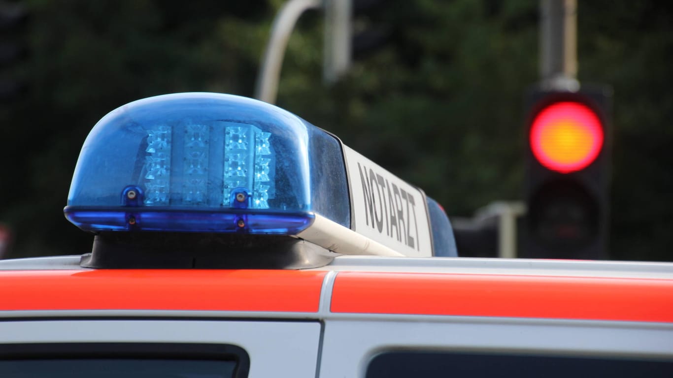 Blaulicht auf einen Notarzt-Wagen (Symbolbild): In Köln ist ein Polizist bei einem Einsatz schwer verletzt worden.