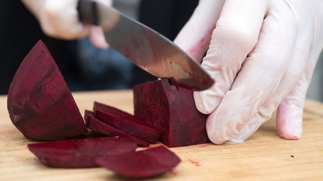 Auch aus Rote Bete lässt sich leckeres Püree zubereiten: Dazu wird sie in grobe Stücke geschnitten und möglichst schonend gegart. Auch aus Rote Bete lässt sich leckeres Püree zubereiten: Dazu wird sie in grobe Stücke geschnitten und möglichst schonend gegart.