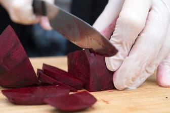 Auch aus Rote Bete lässt sich leckeres Püree zubereiten: Dazu wird sie in grobe Stücke geschnitten und möglichst schonend gegart.