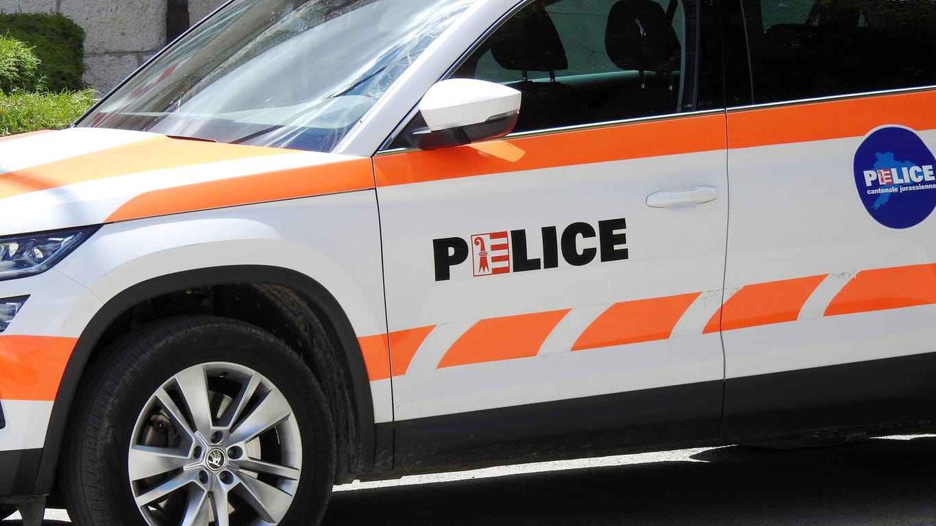 Wagen der Schweizer Polizei: Eine Frau und ihre beiden vierjährigen Töchter sind tot aufgefunden worden. (Symbolfoto)