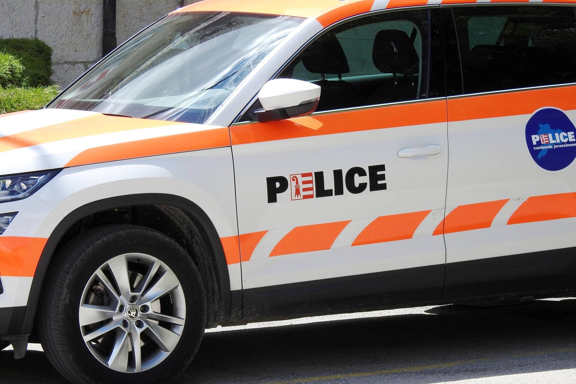 Wagen der Schweizer Polizei: Eine Frau und ihre beiden vierjährigen Töchter sind tot aufgefunden worden. (Symbolfoto)