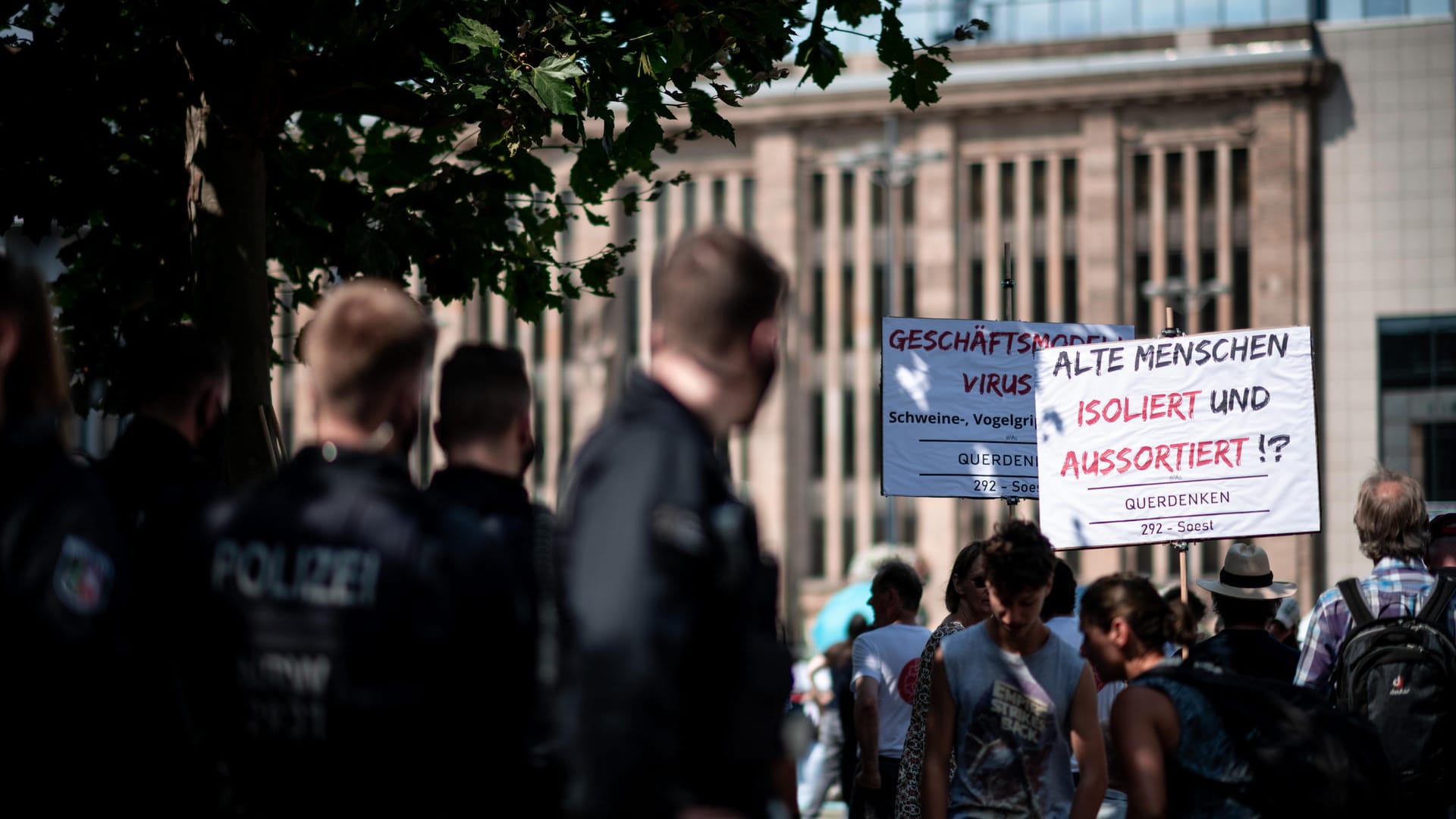 Demonstration gegen Coronaschutz-Maßnahmen in Dortmund: Dort und in Augsburg bei einer ähnlichen Veranstaltung sprachen am Wochenende jeweils Polizisten von der Bühne.