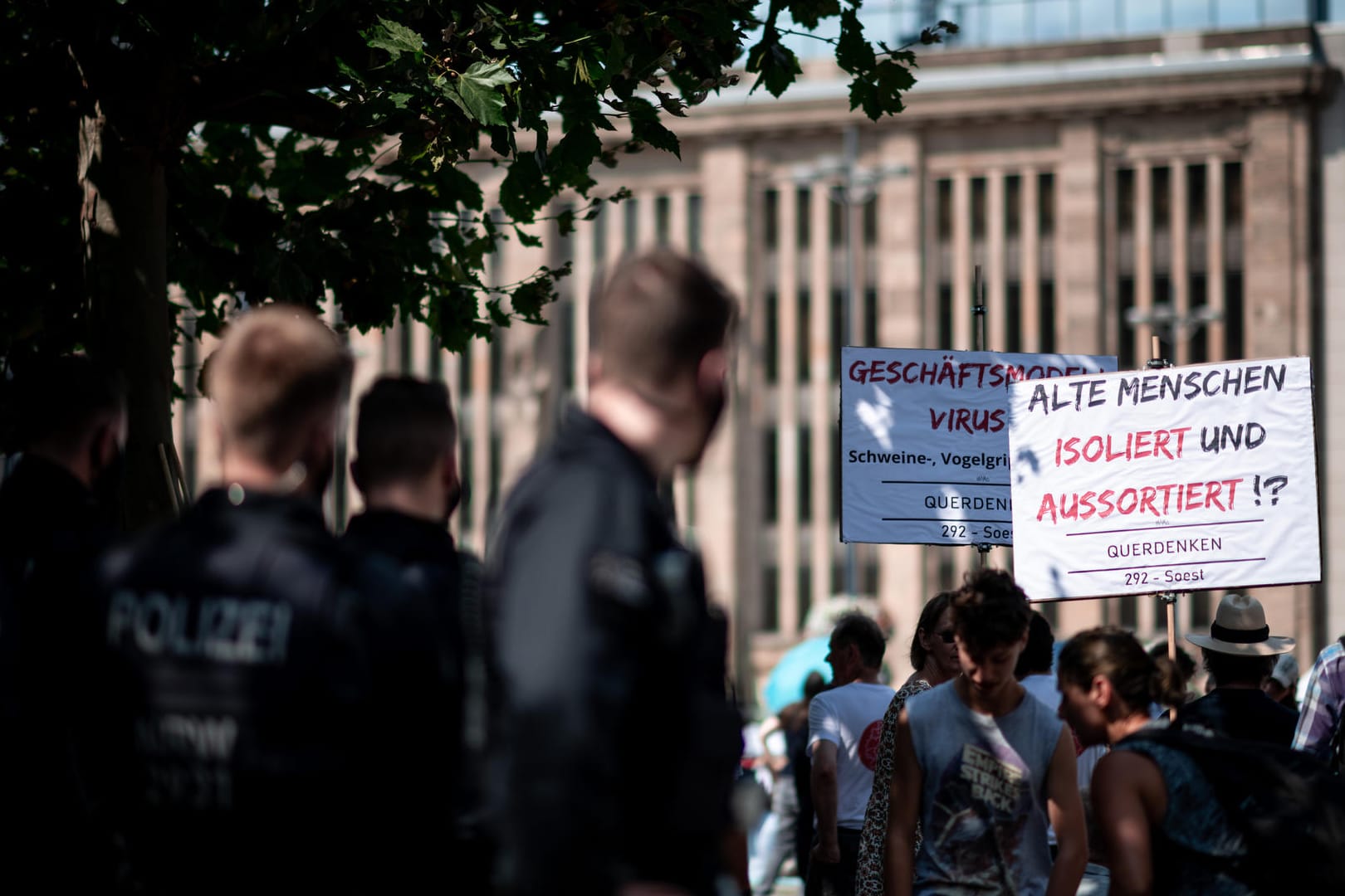 Demonstration gegen Coronaschutz-Maßnahmen in Dortmund: Dort und in Augsburg bei einer ähnlichen Veranstaltung sprachen am Wochenende jeweils Polizisten von der Bühne.