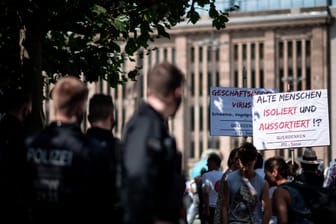 Demonstration gegen Coronaschutz-Maßnahmen in Dortmund: Dort und in Augsburg bei einer ähnlichen Veranstaltung sprachen am Wochenende jeweils Polizisten von der Bühne.