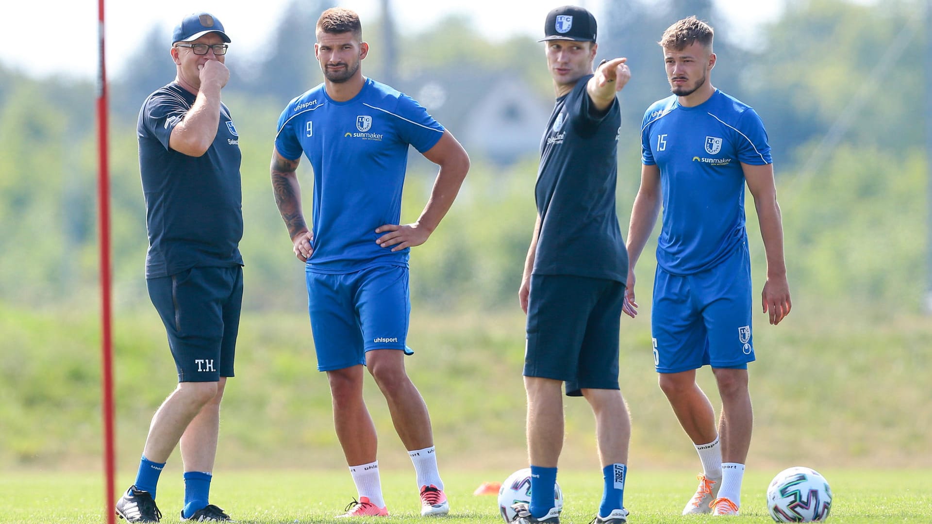 Magdeburgs Trainer Hoßmang (l.) und die Mannschaft beim Training. Nun muss der Kader in Quarantäne.