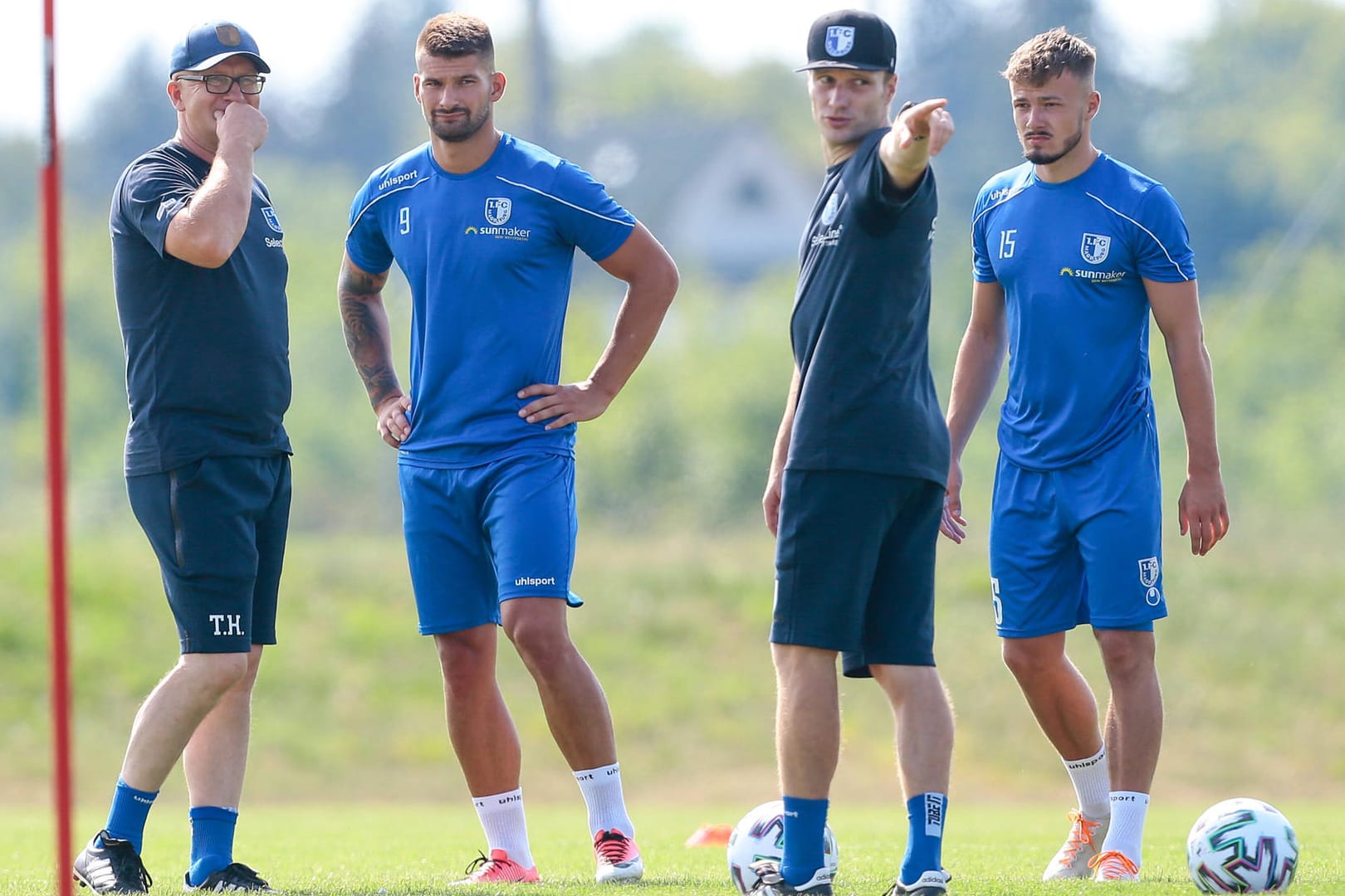 Magdeburgs Trainer Hoßmang (l.) und die Mannschaft beim Training. Nun muss der Kader in Quarantäne.