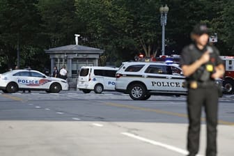 Die Polizei sichert die Zufahrtswege zum Weißen Haus ab.