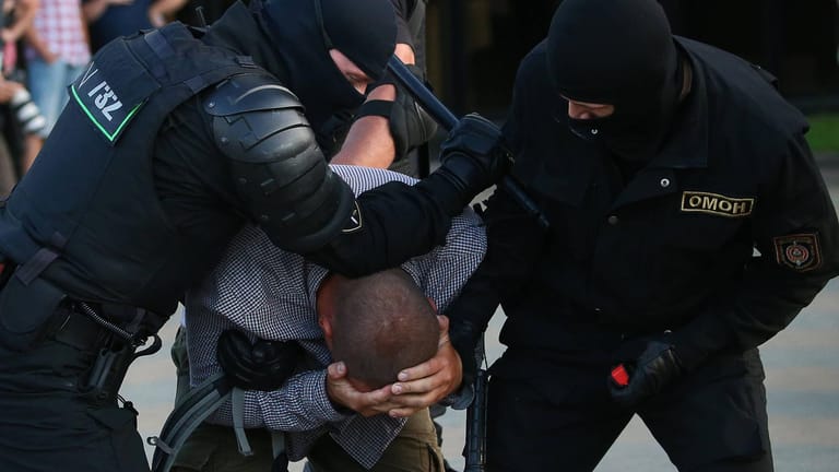 Polizisten in Belarus gehen brutal gegen Demonstranten vor.