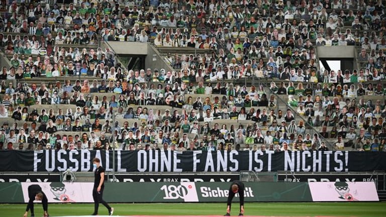 Das öffentliche Meinungsbild zur Rückkehr von Fußball-Fans in die Bundesliga-Stadien ist gespalten.