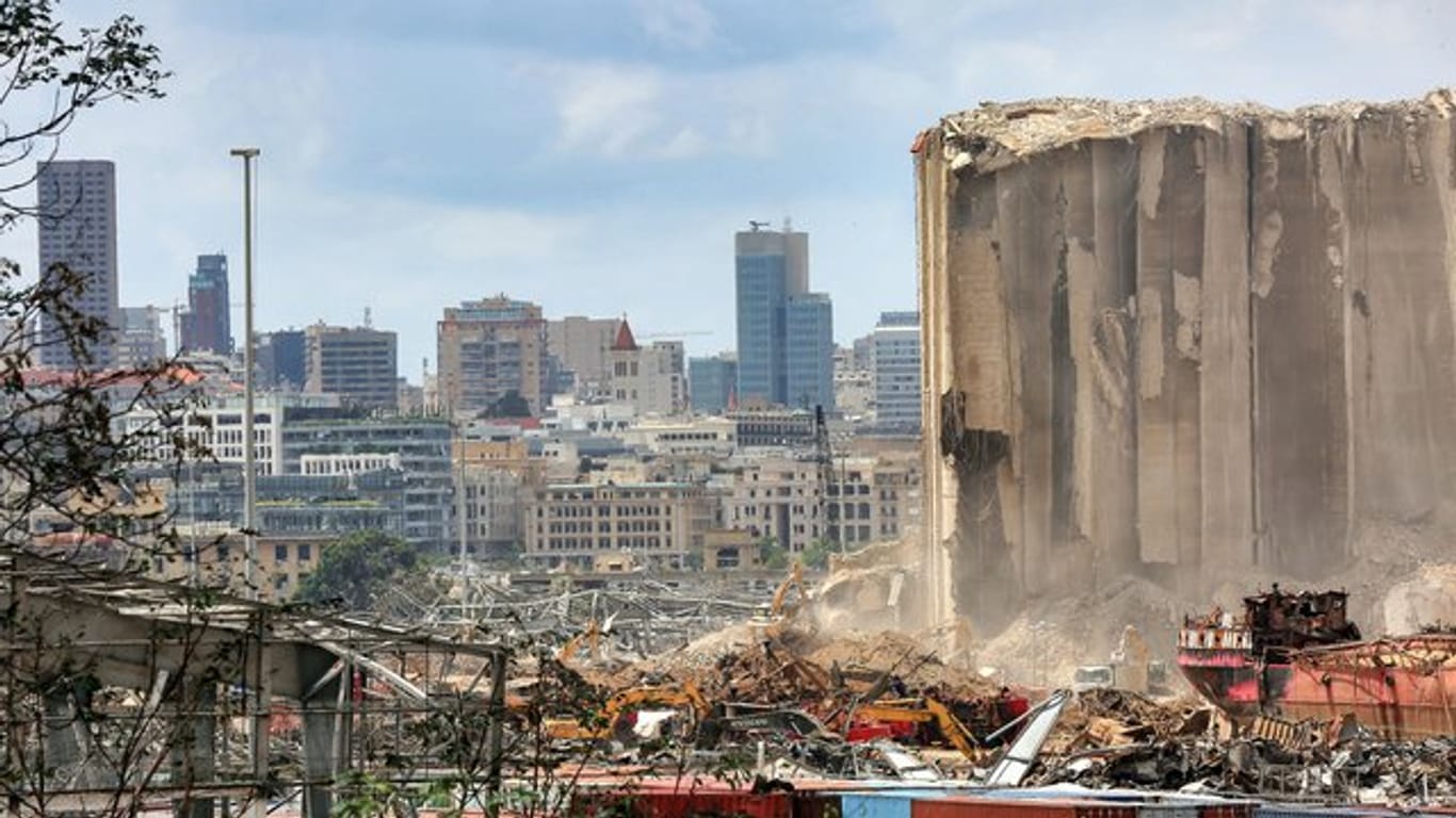 Bagger entfernen Trümmer am Ort der verheerenden Explosion im Hafen von Beirut.