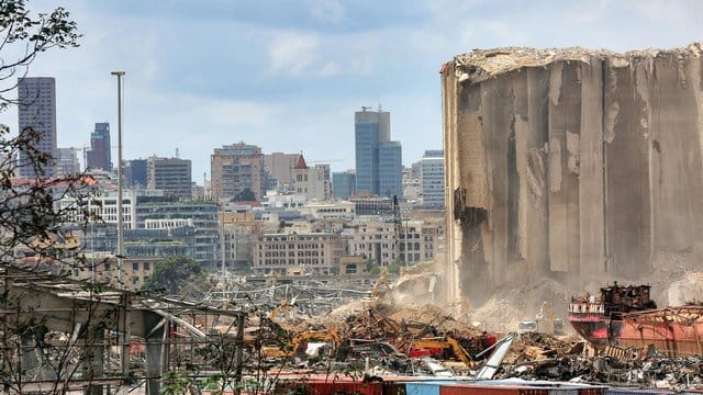 Bagger entfernen Trümmer am Ort der verheerenden Explosion im Hafen von Beirut.