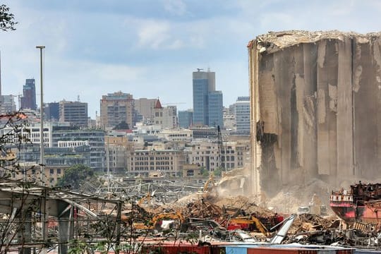 Bagger entfernen Trümmer am Ort der verheerenden Explosion im Hafen von Beirut.