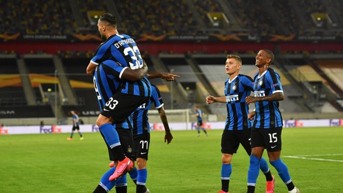 Romelu Lukaku (l) von Inter Mailand und seine Mannschaftskollegen haben Grund zur Freude.