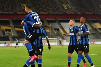 Romelu Lukaku (l) von Inter Mailand und seine Mannschaftskollegen haben Grund zur Freude.