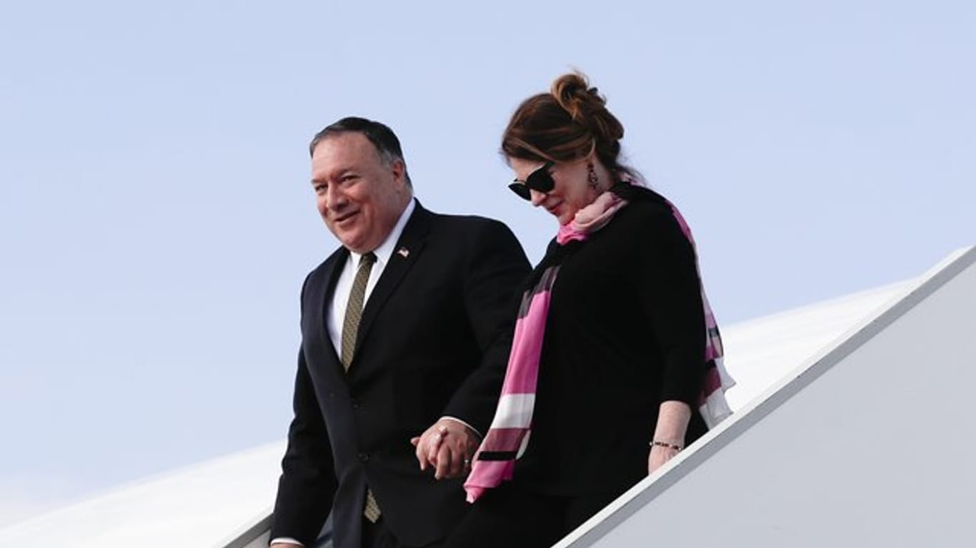 Der US-Außenminister Mike Pompeo und seine Frau Susan steigen am Prager Flughafen aus dem Flugzeug.