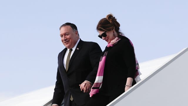 Der US-Außenminister Mike Pompeo und seine Frau Susan steigen am Prager Flughafen aus dem Flugzeug. Der US-Außenminister Mike Pompeo und seine Frau Susan steigen am Prager Flughafen aus dem Flugzeug.