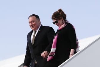 Der US-Außenminister Mike Pompeo und seine Frau Susan steigen am Prager Flughafen aus dem Flugzeug.