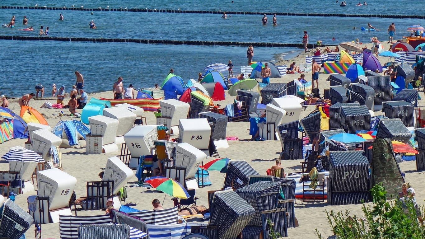 Ein gefüllter Strand auf Usedom: Im Sommer gehen die Corona-Zahlen wieder hoch.