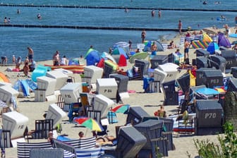 Ein gefüllter Strand auf Usedom: Im Sommer gehen die Corona-Zahlen wieder hoch.