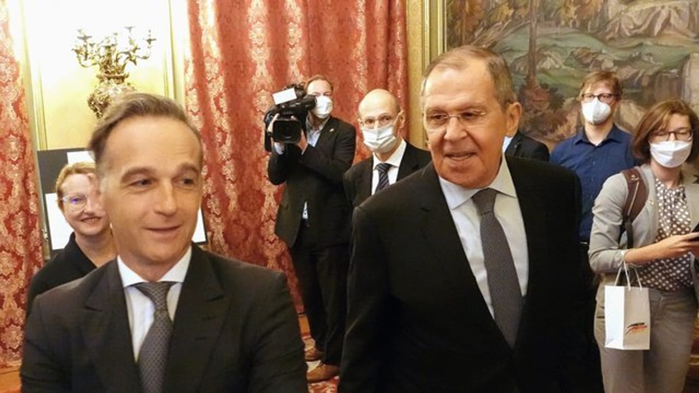 Bundesaußenminister Heiko Maas trifft den russischen Außenminister Sergej Lawrow (r).