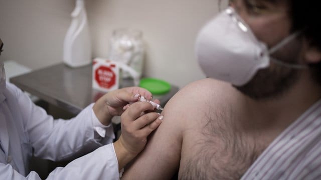 Ein Freiwilliger lässt sich im Institut für Infektiologie Emilio Ribas mit einem Corona-Impfstoff des chinesischen Pharmakonzerns Sinovac impfen.