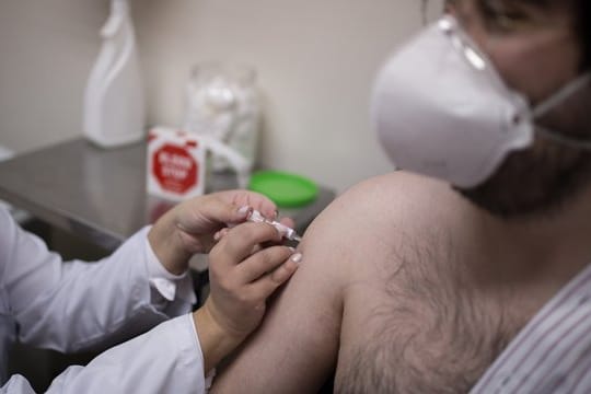 Ein Freiwilliger lässt sich im Institut für Infektiologie Emilio Ribas mit einem Corona-Impfstoff des chinesischen Pharmakonzerns Sinovac impfen.