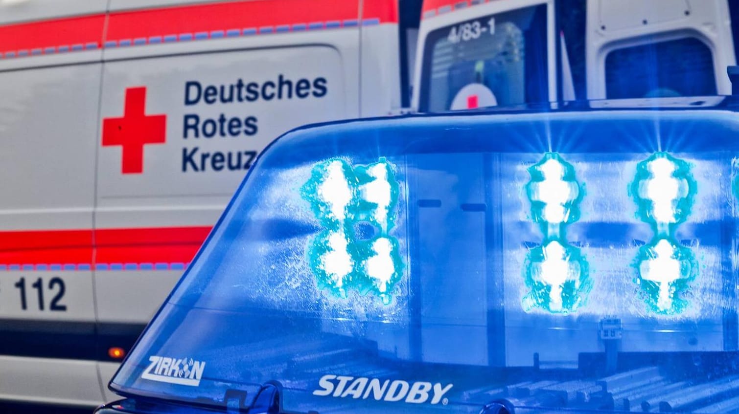 Polizei und Krankenwagen an einer Unfallstelle: Nur einer der fünf Insassen war angeschnallt. (Symbolfoto) Polizei und Krankenwagen an einer Unfallstelle: Nur einer der fünf Insassen war angeschnallt. (Symbolfoto)