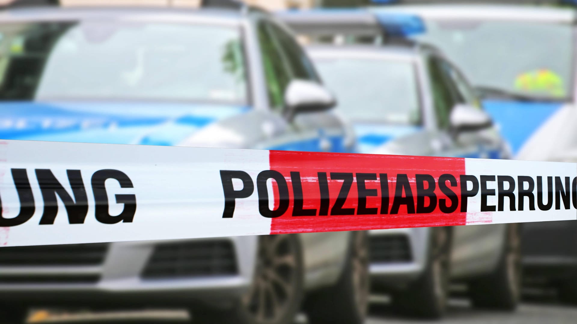 Polizeiabsperrung mit mehreren Polizeiautos im Hintergrund: In Bonn soll es vor einem Supermarkt Schüsse gegeben haben. Polizeiabsperrung mit mehreren Polizeiautos im Hintergrund: In Bonn soll es vor einem Supermarkt Schüsse gegeben haben.