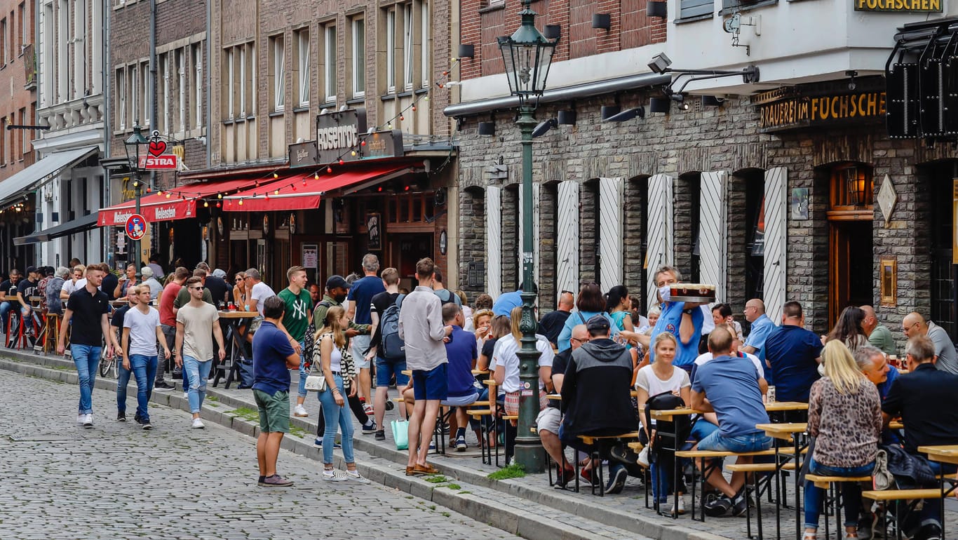 Außenbewirtung in der Düsseldorfer Altstadt: Viele Restaurants sind inzwischen wieder geöffnet.