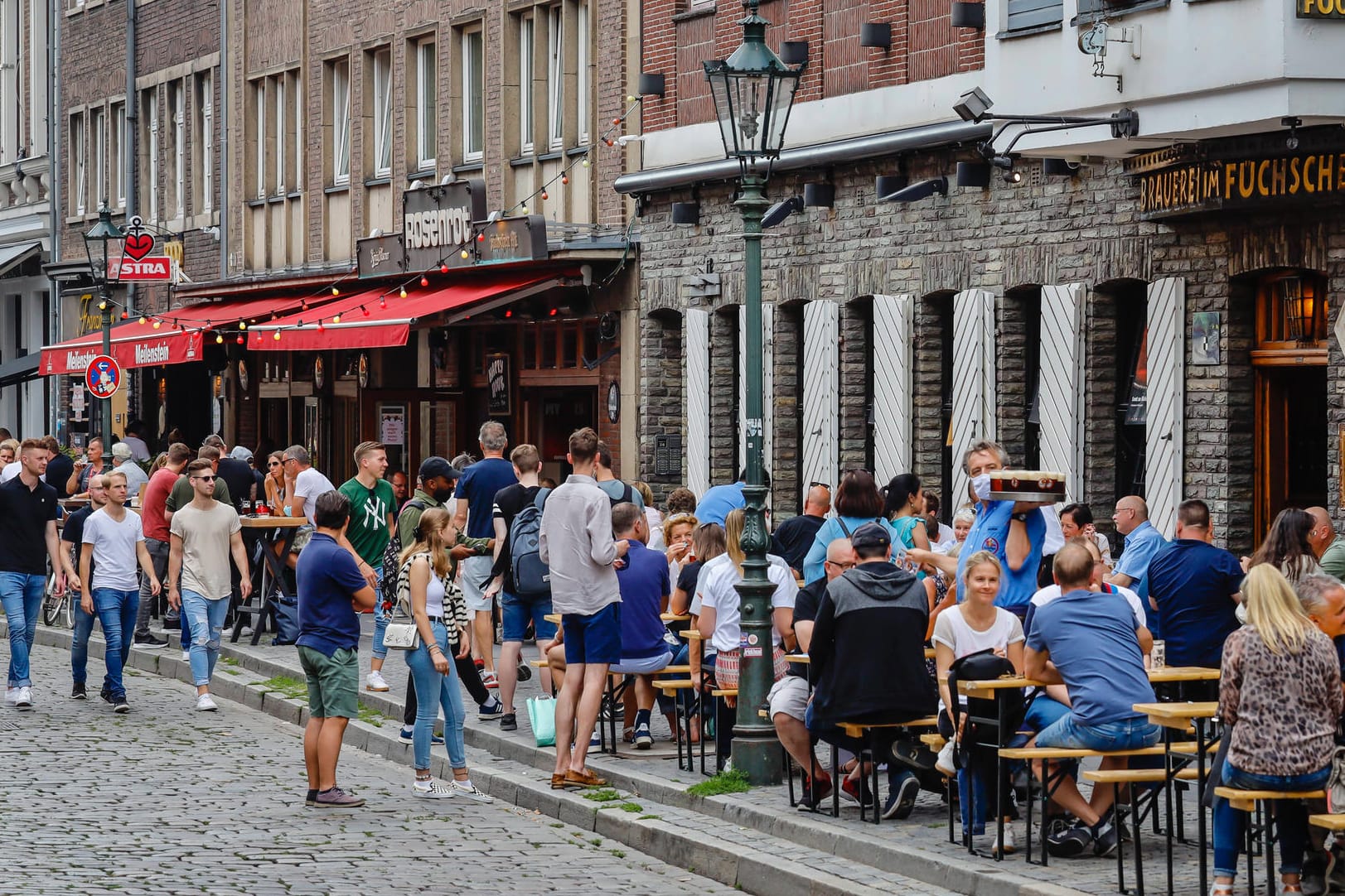 Außenbewirtung in der Düsseldorfer Altstadt: Viele Restaurants sind inzwischen wieder geöffnet.