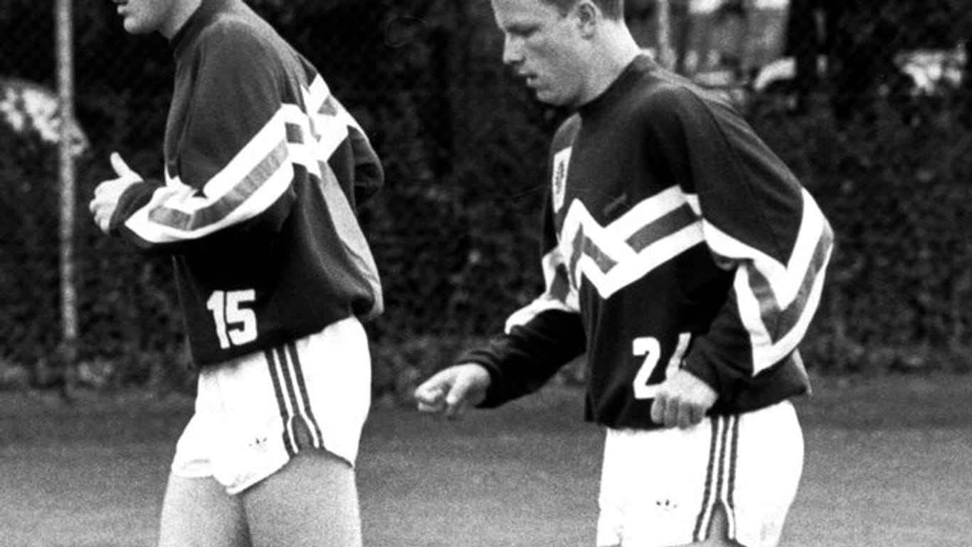 Der frühere DDR-Fußballnationalspieler Matthias Sammer (l) im Lauftraining mit Frank Seifert beim VfB Stuttgart.