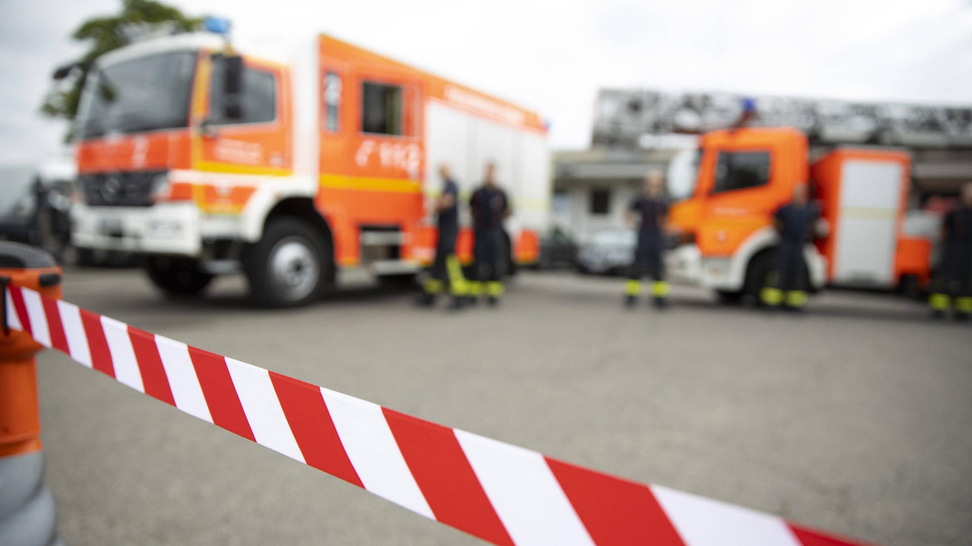 Feuerwehrautos hinter Absperrband: Kurzzeitig musste die Feuerwehr den Verkehr umleiten. (Symbolbild) Feuerwehrautos hinter Absperrband: Kurzzeitig musste die Feuerwehr den Verkehr umleiten. (Symbolbild)