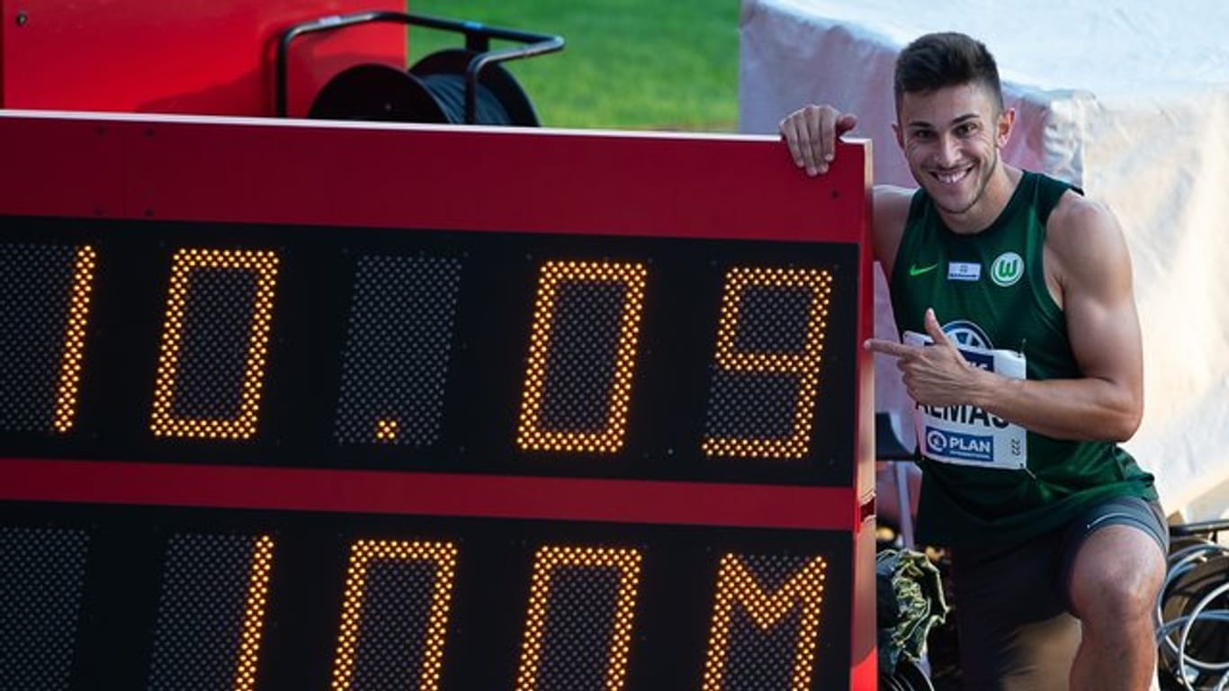 Hatte bei den Deutschen Meisterschaften die 100 Meter in 10,09 Sekunden für sich entschieden: Deniz Almas hockt neben seiner Siegerzeit.