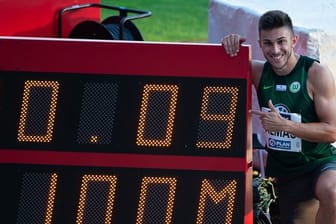 Hatte bei den Deutschen Meisterschaften die 100 Meter in 10,09 Sekunden für sich entschieden: Deniz Almas hockt neben seiner Siegerzeit.