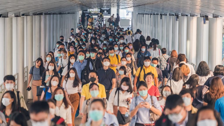 Pandemie: Neben Maskenpflicht und Mindestabstand geht jedes Land anders mit der Eindämmung des Virus um.