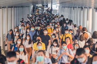 Pandemie: Neben Maskenpflicht und Mindestabstand geht jedes Land anders mit der Eindämmung des Virus um.
