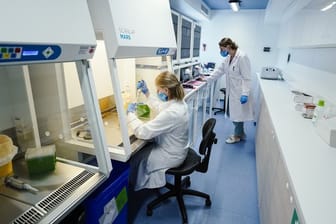 Zwei Mitarbeiterinnen im Labor einer mobilen Corona-Teststation in Mannheim.