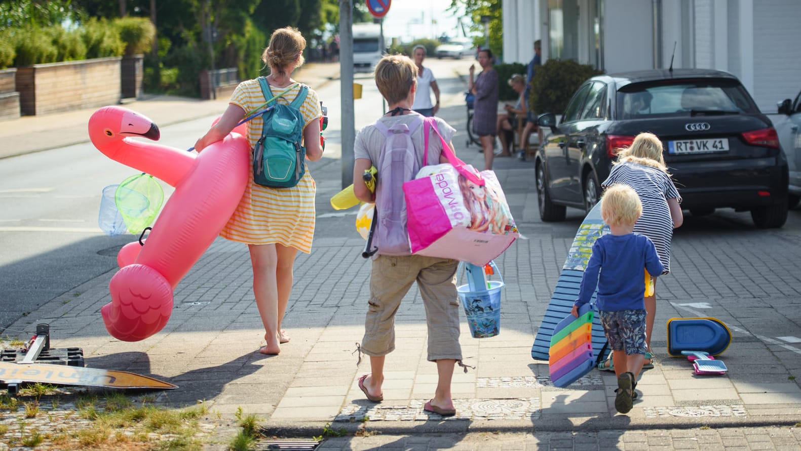 Badegäste in Schleswig-Holstein auf dem Weg zum Strand: Statt ins Ausland zu reisen, machen Millionen Deutsche in diesem Jahr Urlaub in der Heimat.