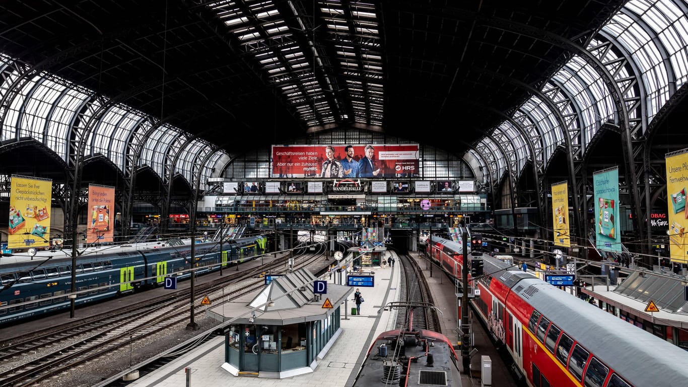 Bahnsteige im Hamburger Hauptbahnhof: Wegen eines Unfalls waren Zugverbindungen eingeschränkt.