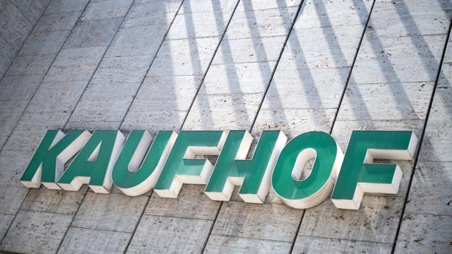 Das Kaufhof-Logo ist an einer Filiale der Warenhandelskette zu sehen (Archivbild): Der Konzern will nun doch weniger Filialen schließen. Das Kaufhaus am Limbecker Platz in Essen soll bleiben. Das Kaufhof-Logo ist an einer Filiale der Warenhandelskette zu sehen (Archivbild): Der Konzern will nun doch weniger Filialen schließen. Das Kaufhaus am Limbecker Platz in Essen soll bleiben.