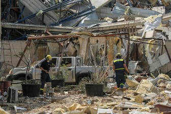 Einsatzkräfte in Beirut: Noch immer suchen sie nach Vermissten.