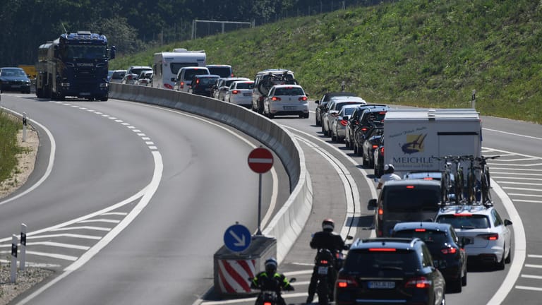 Stauprognose: Am Wochenende werden aufgrund der endenden und beginnenden Sommerferien wieder volle Autobahnen erwartet.